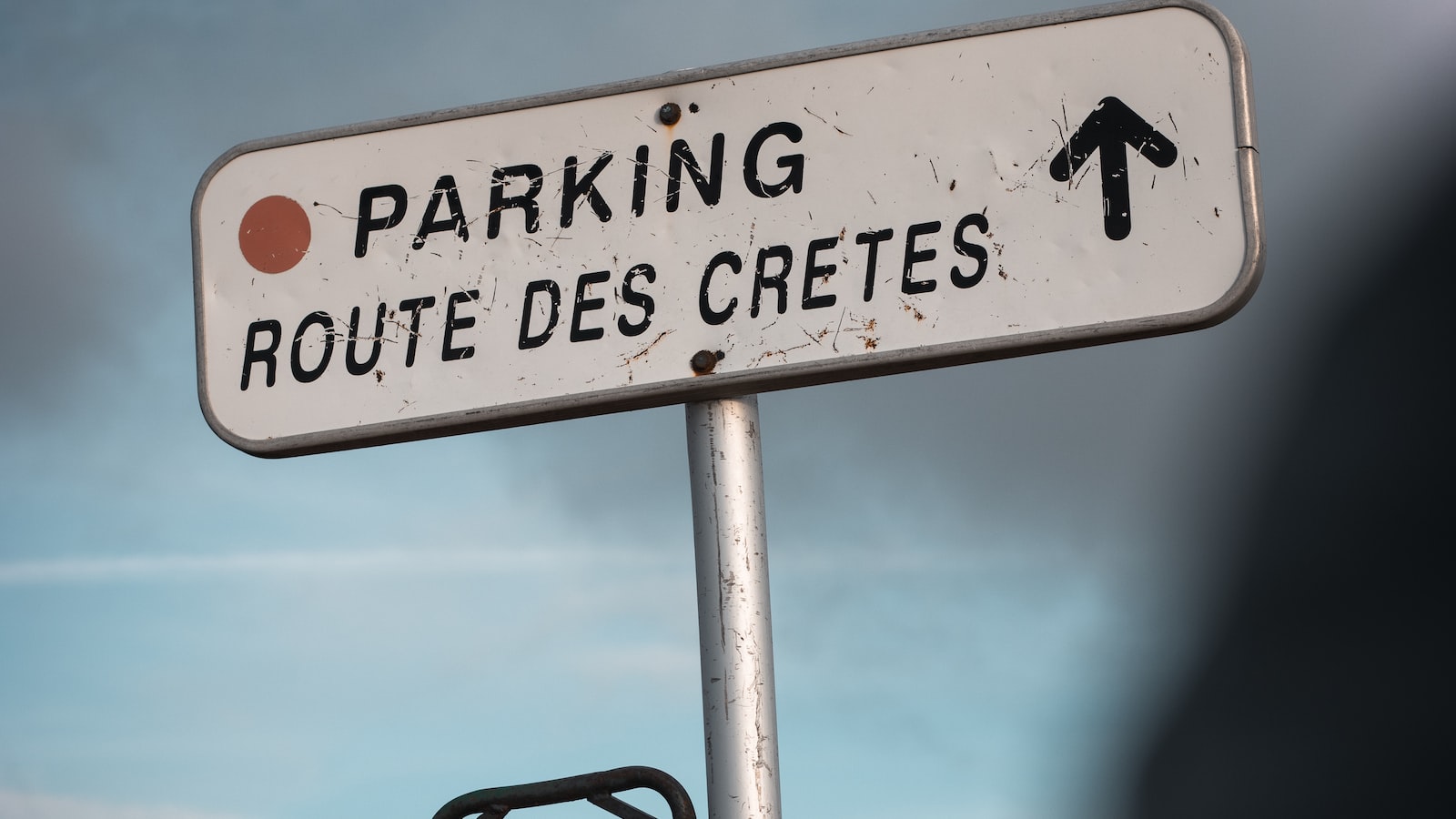 « Maison en bois économe en énergie grâce aux panneaux solaires »